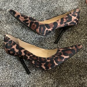 Guess pointed toe Leopard print shoes 6.5